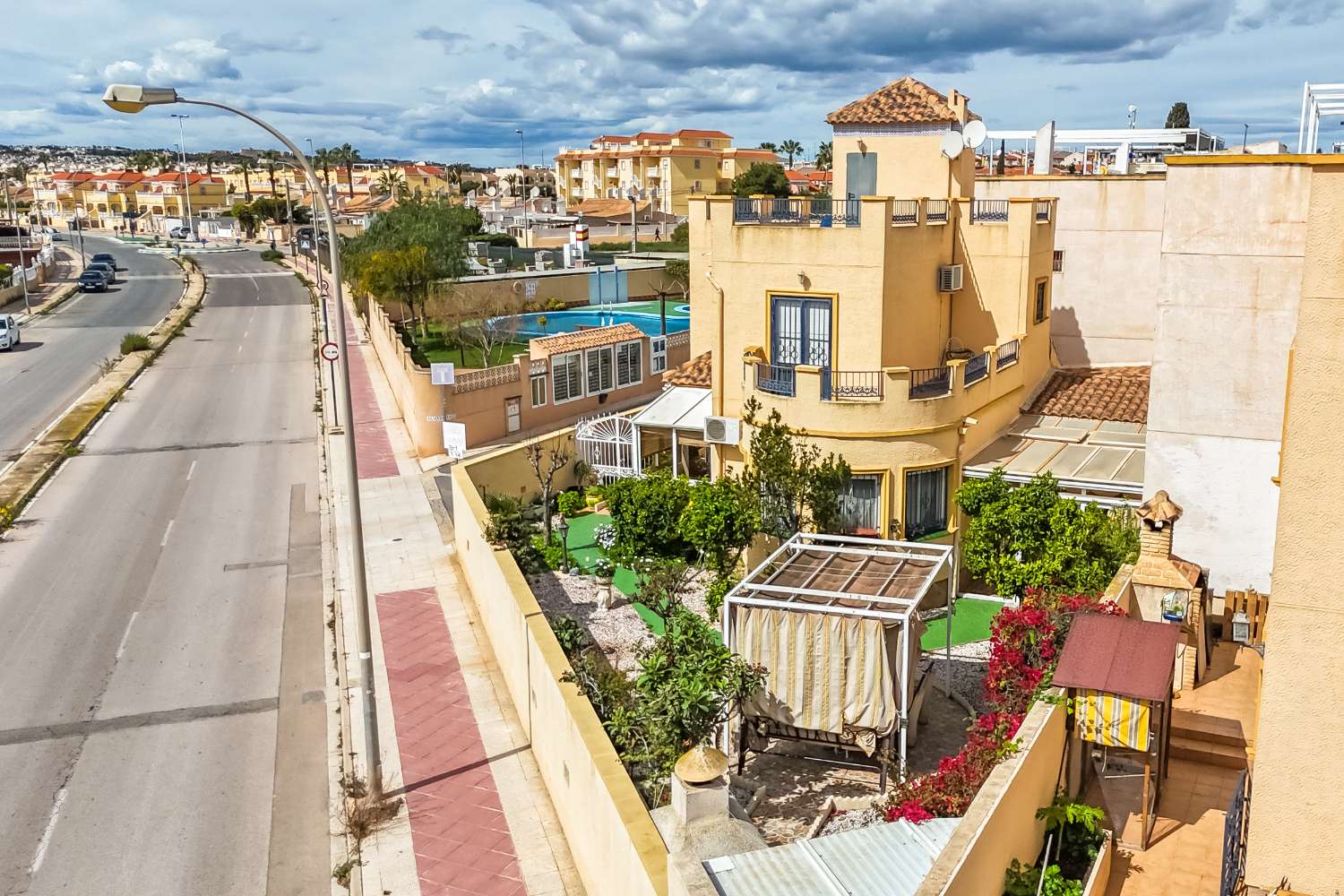 Chalet independiente con vistas al mar y gran parcela en Orihuela Costa