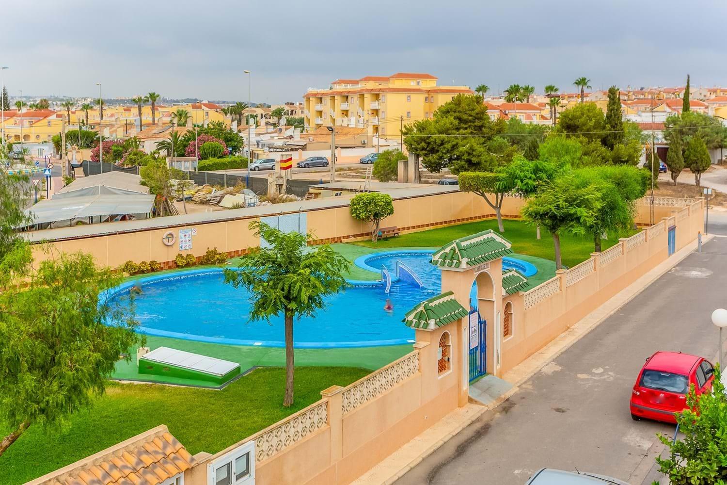 Chalet independiente con vistas al mar y gran parcela en Orihuela Costa