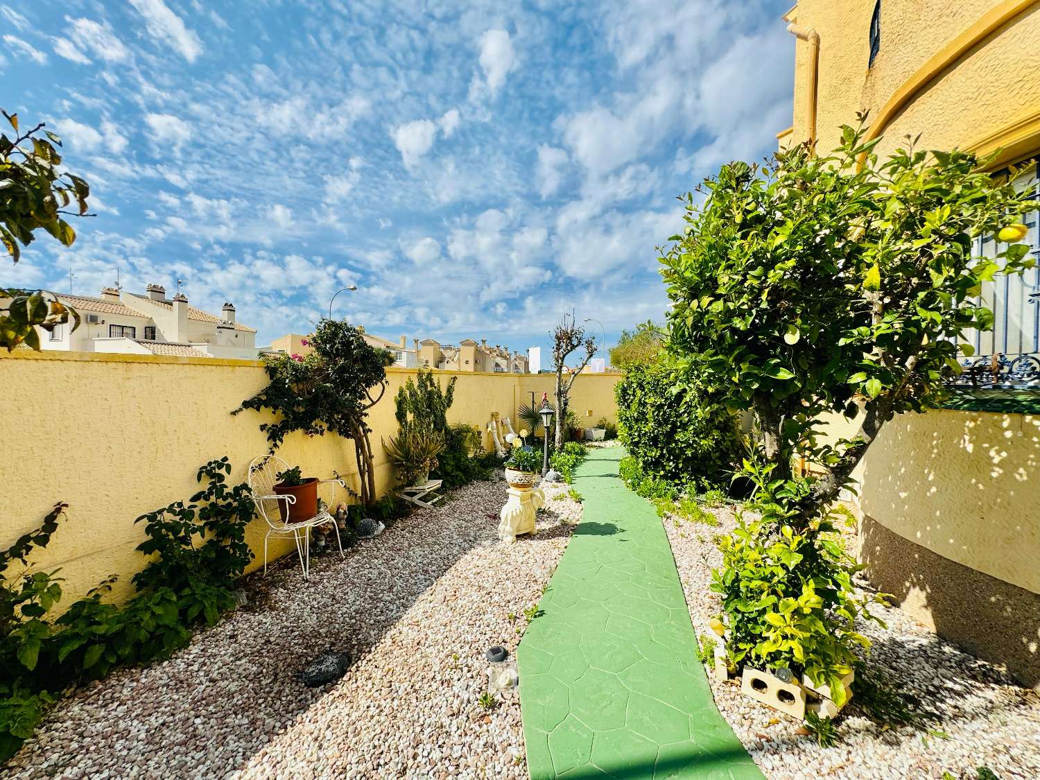 Chalet independiente con vistas al mar y gran parcela en Orihuela Costa