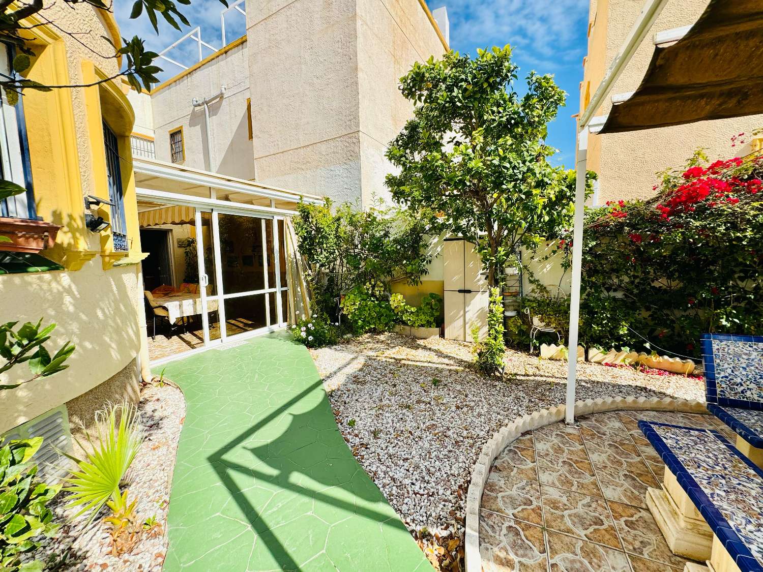 Chalet independiente con vistas al mar y gran parcela en Orihuela Costa