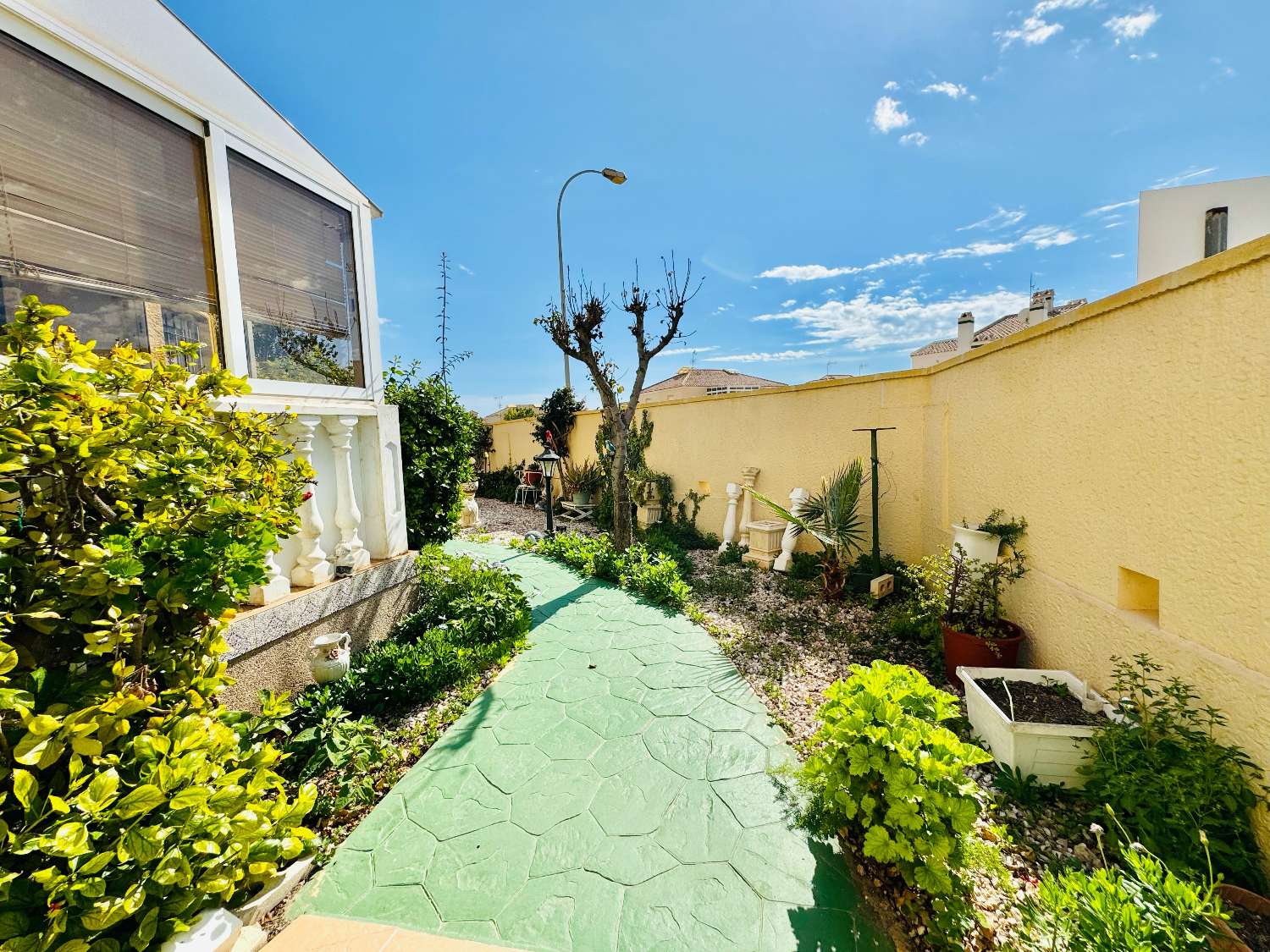 Chalet independiente con vistas al mar y gran parcela en Orihuela Costa