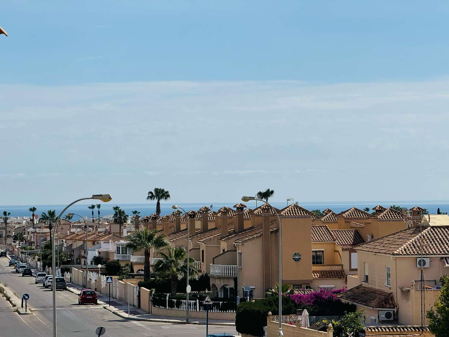 Chalet independiente con vistas al mar y gran parcela en Orihuela Costa
