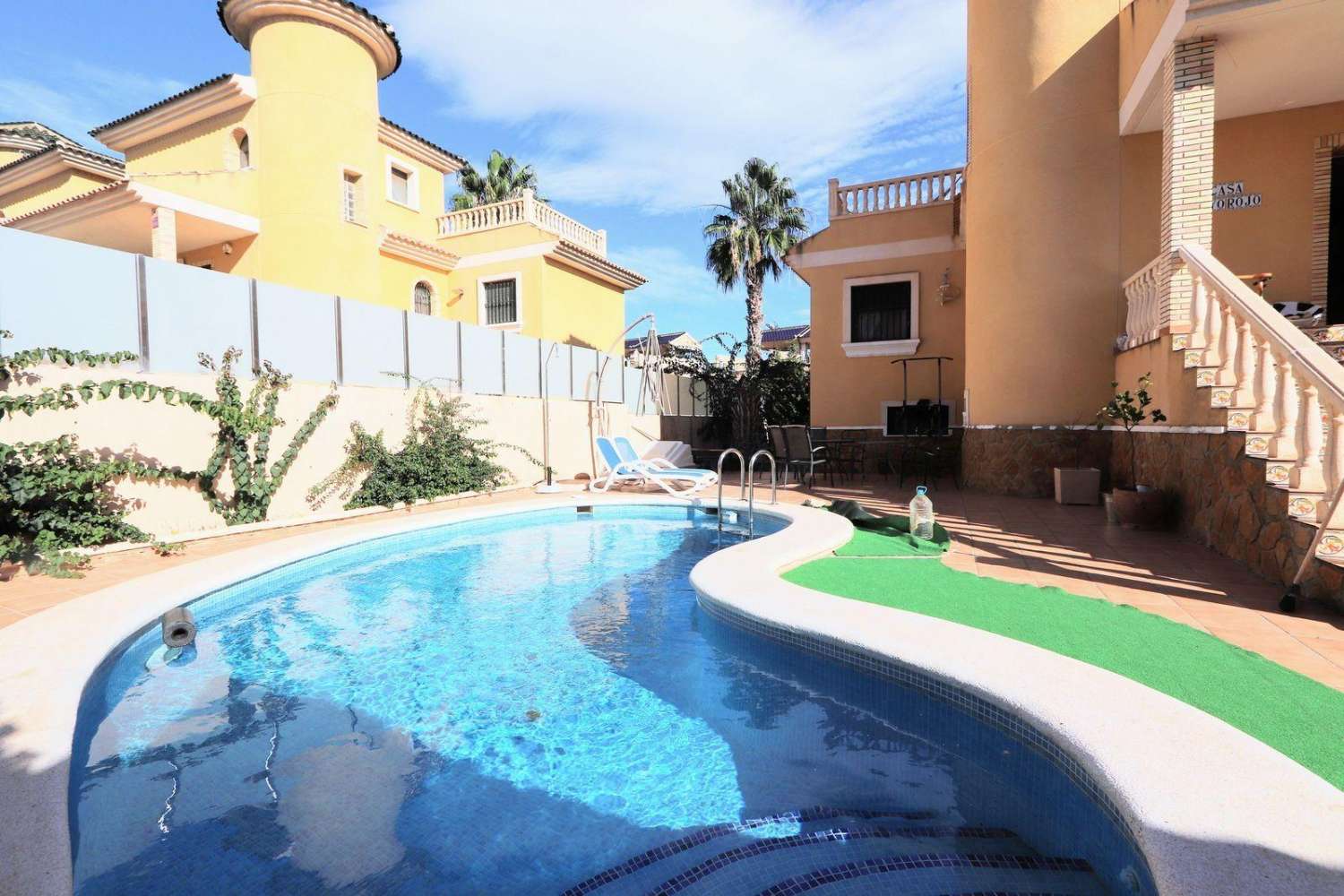 Chalet Independiente con Piscina Privada en Villamartín Calidad de Vida, Sol y Confort por 355.000€