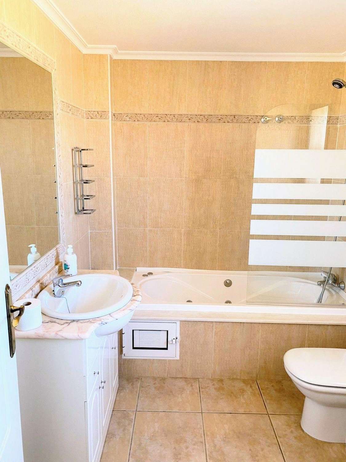 Chalet Independiente con Piscina Privada en Villamartín Calidad de Vida, Sol y Confort por 355.000€