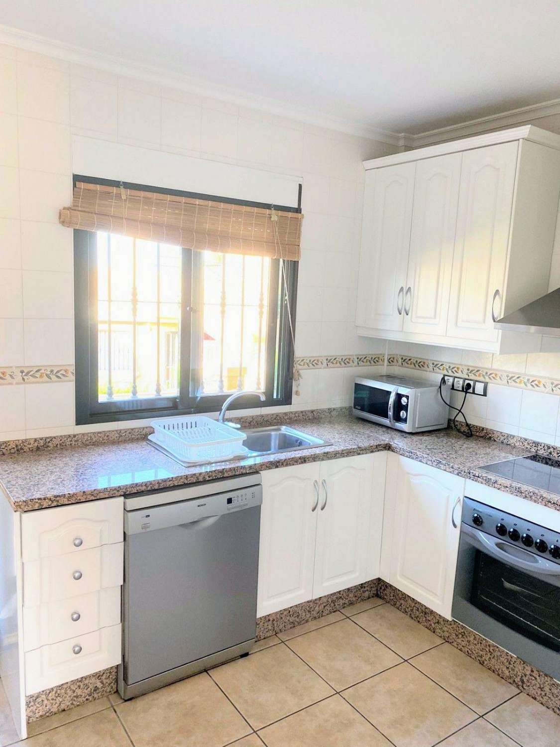Chalet Independiente con Piscina Privada en Villamartín Calidad de Vida, Sol y Confort por 355.000€