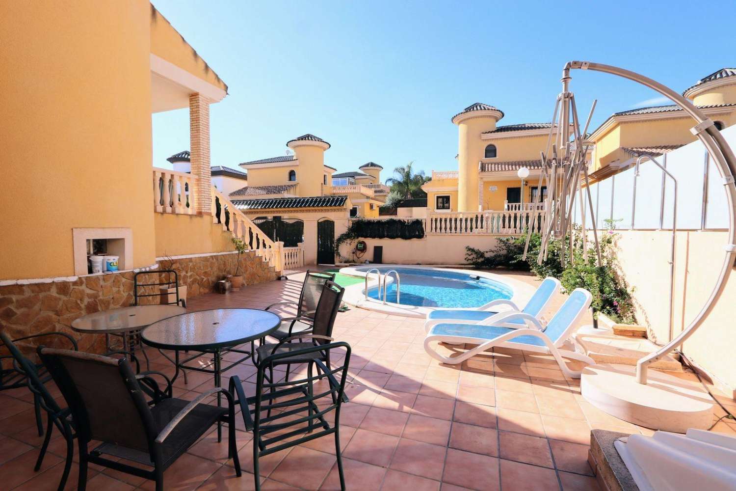 Chalet Independiente con Piscina Privada en Villamartín Calidad de Vida, Sol y Confort por 355.000€