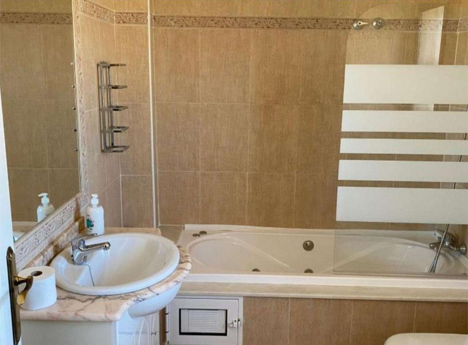 Chalet Independiente con Piscina Privada en Villamartín Calidad de Vida, Sol y Confort por 355.000€