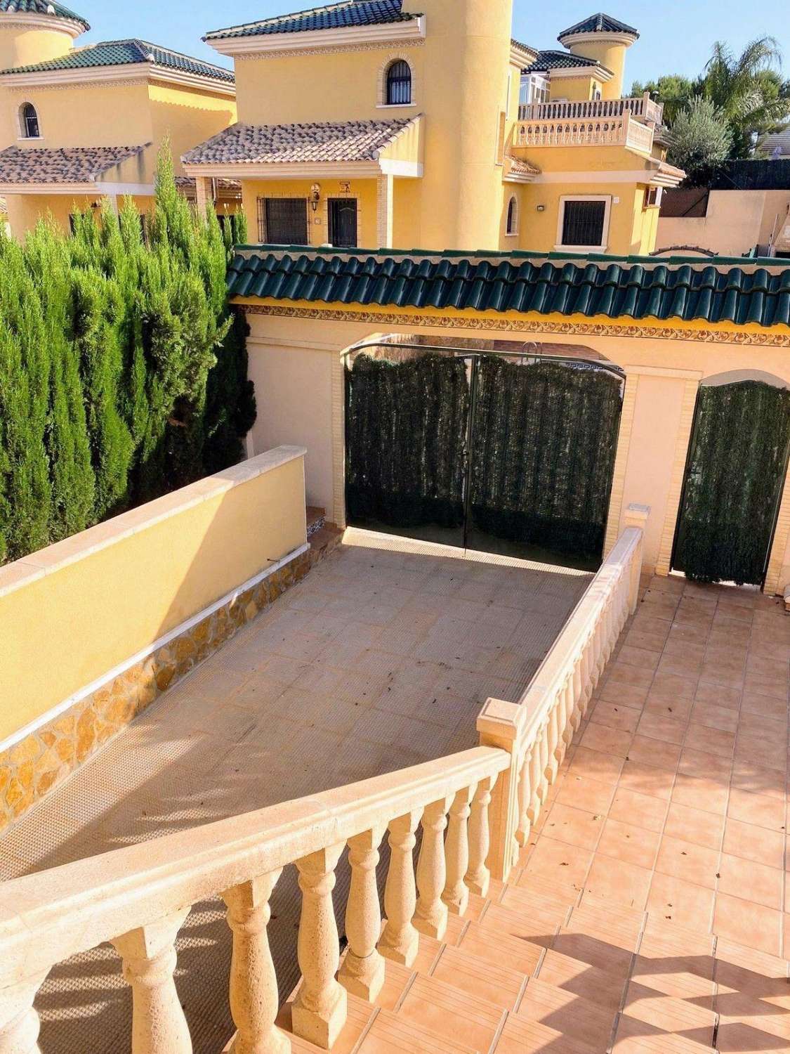 Chalet Independiente con Piscina Privada en Villamartín Calidad de Vida, Sol y Confort por 355.000€