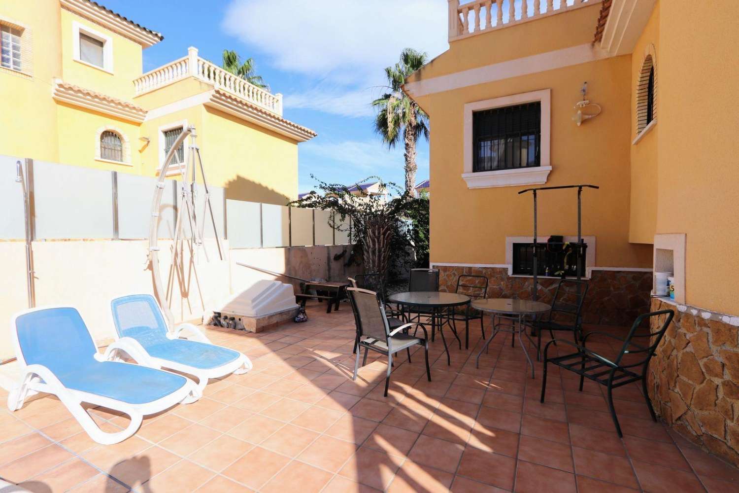 Chalet Independiente con Piscina Privada en Villamartín Calidad de Vida, Sol y Confort por 355.000€
