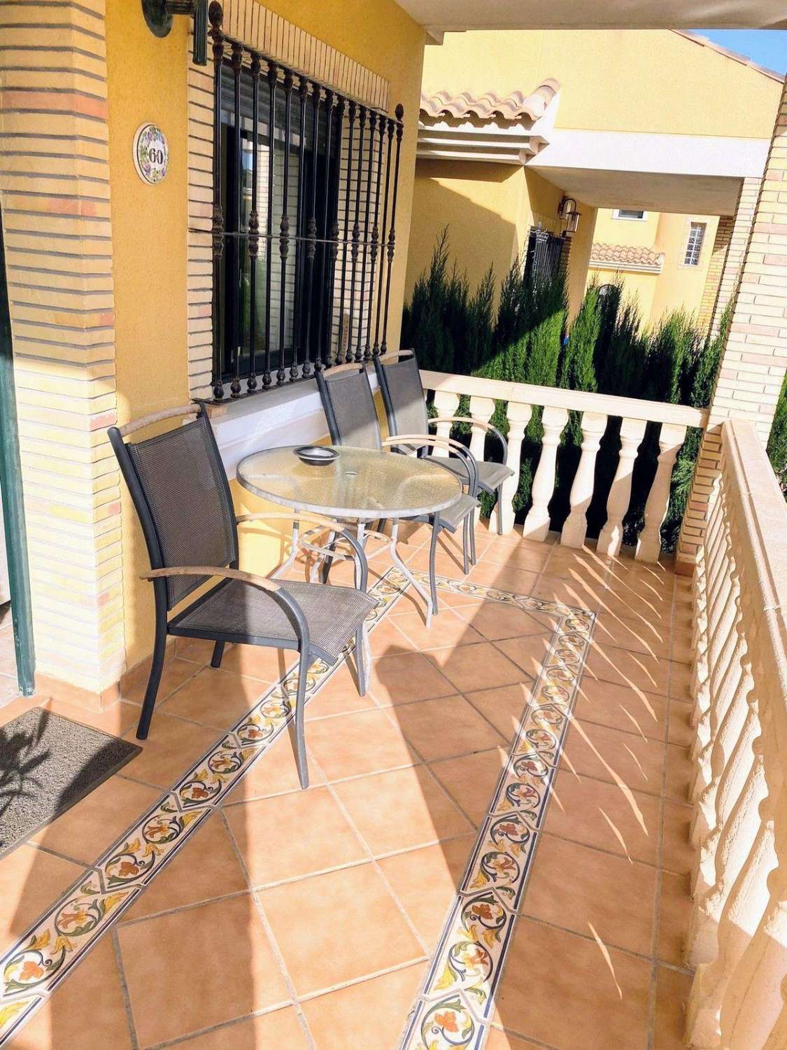 Chalet Independiente con Piscina Privada en Villamartín Calidad de Vida, Sol y Confort por 355.000€