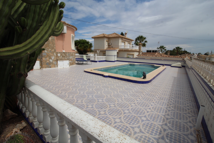 Chalet independiente con piscina privada en Las Filipinas, Villamartin
