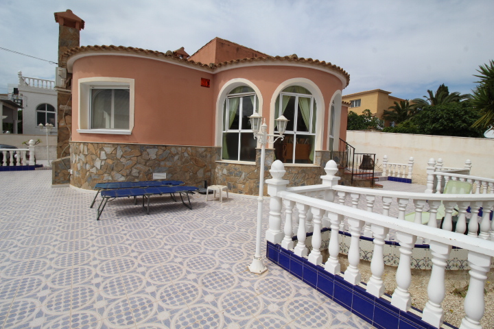 Chalet independiente con piscina privada en Las Filipinas, Villamartin