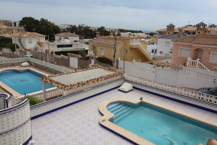 Chalet independiente con piscina privada en Las Filipinas, Villamartin
