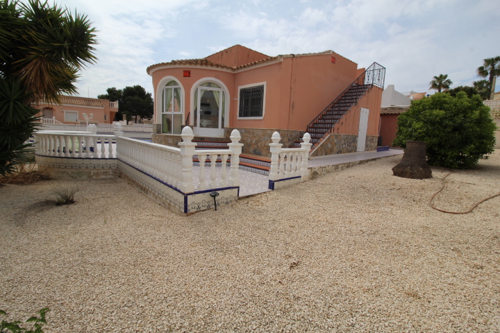 Chalet independiente con piscina privada en Las Filipinas, Villamartin