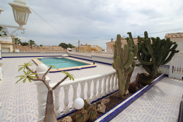 Chalet independiente con piscina privada en Las Filipinas, Villamartin