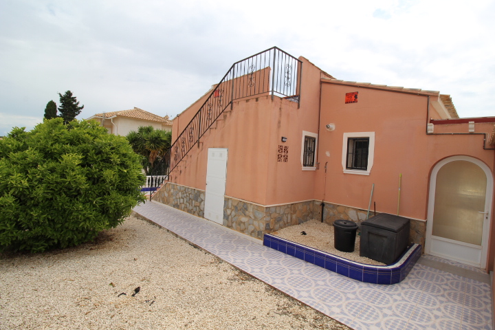 Chalet independiente con piscina privada en Las Filipinas, Villamartin
