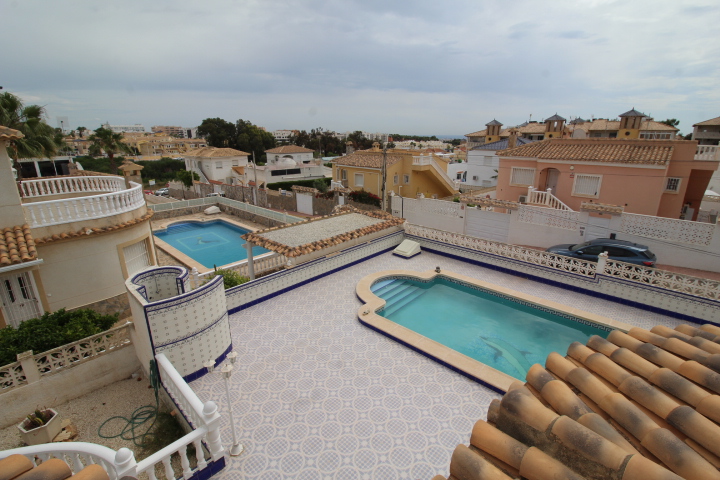 Chalet independiente con piscina privada en Las Filipinas, Villamartin