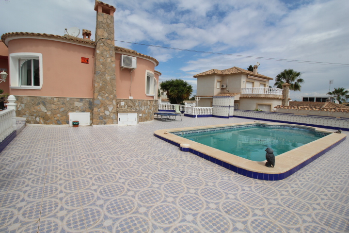 Chalet independiente con piscina privada en Las Filipinas, Villamartin