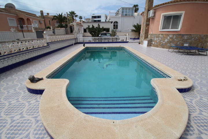 Chalet independiente con piscina privada en Las Filipinas, Villamartin