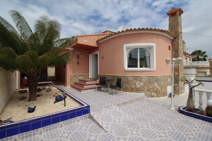 Chalet independiente con piscina privada en Las Filipinas, Villamartin