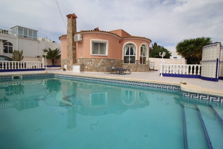 Chalet independiente con piscina privada en Las Filipinas, Villamartin