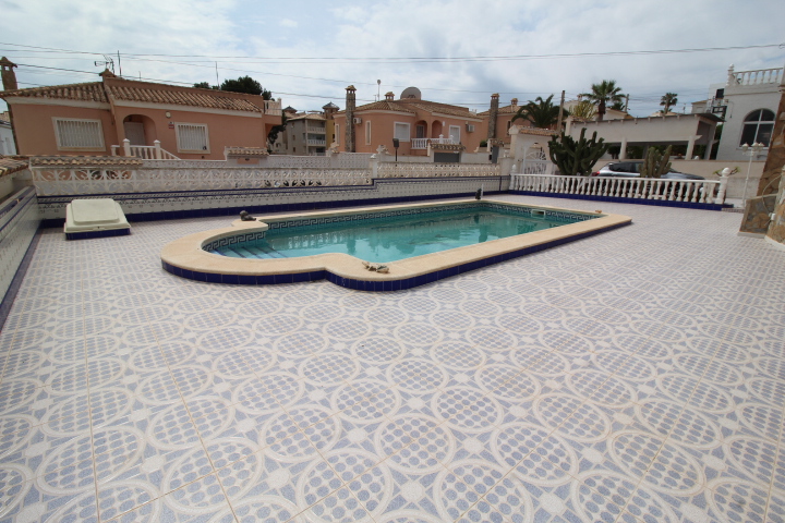 Chalet independiente con piscina privada en Las Filipinas, Villamartin