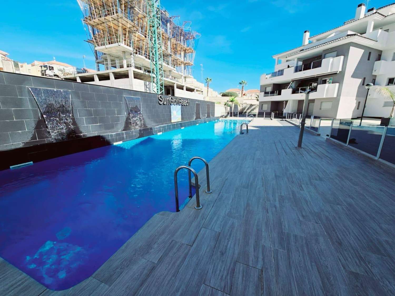 Apartamento moderno con terraza en Villamartín Orihuela Costa por solo 187.000 €