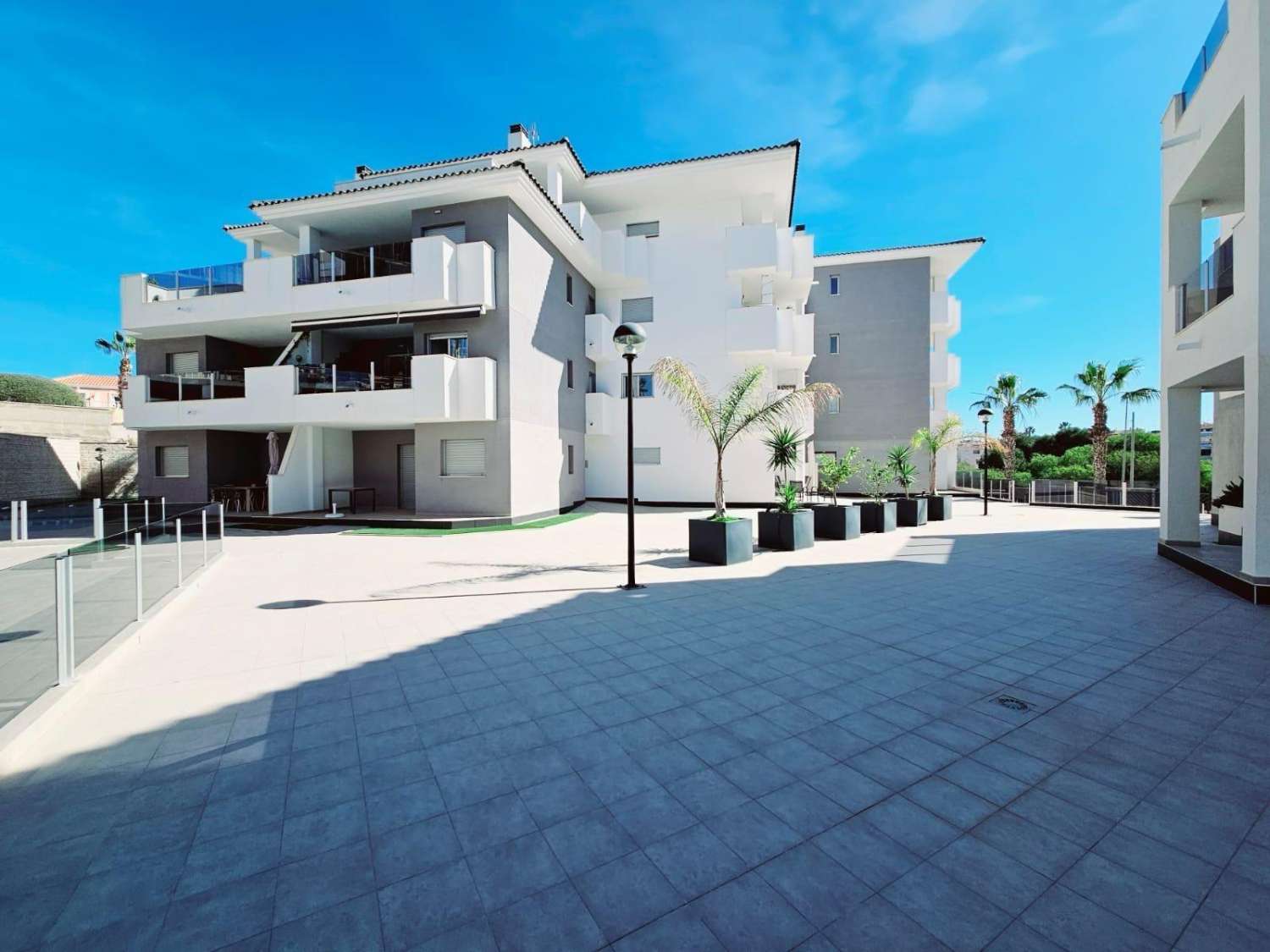 Apartamento moderno con terraza en Villamartín Orihuela Costa por solo 187.000 €