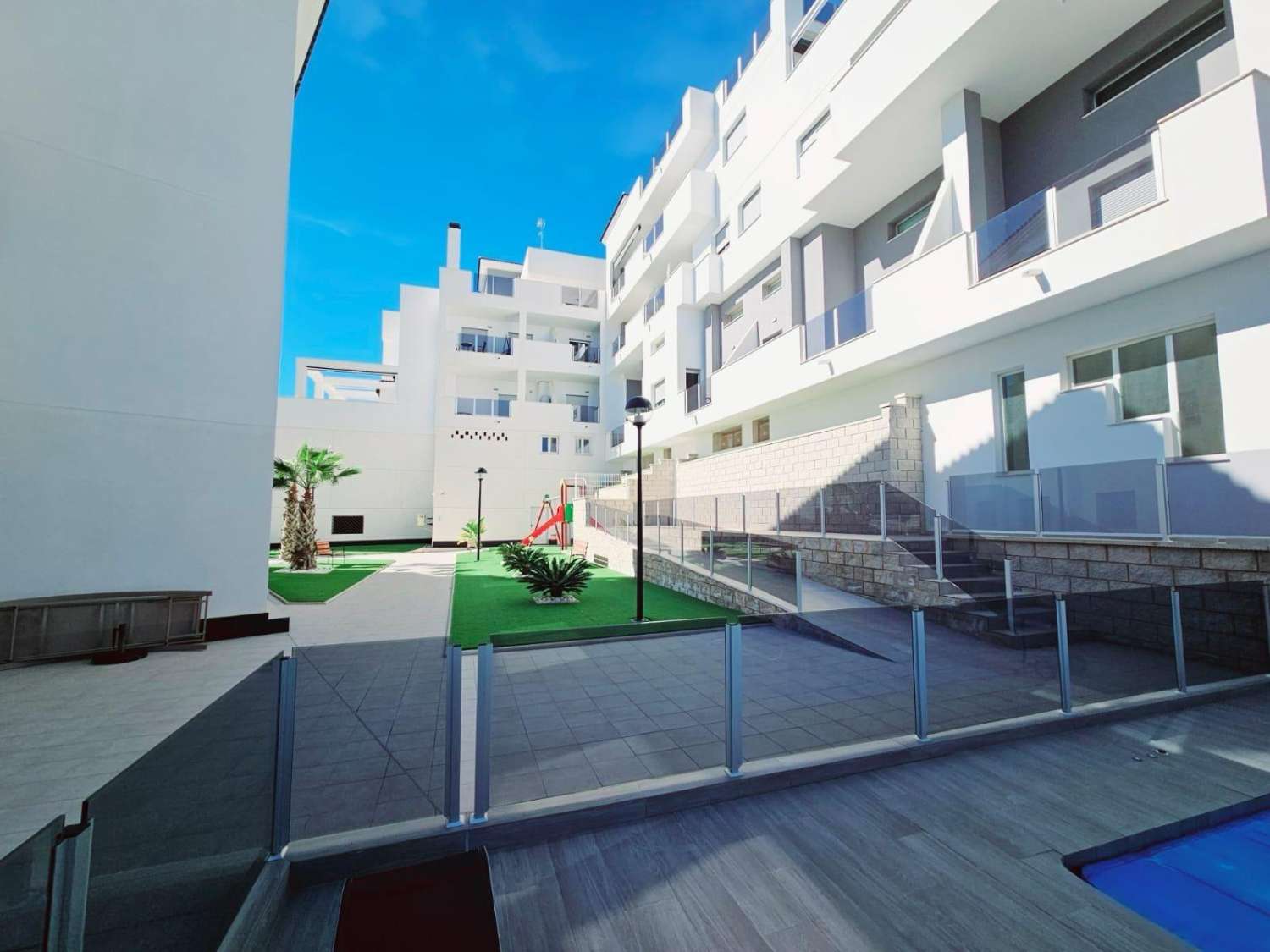 Apartamento moderno con terraza en Villamartín Orihuela Costa por solo 187.000 €