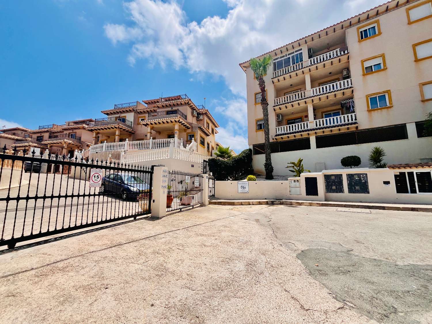 Apartamento de 2 dormitorios en venta en La Zenia