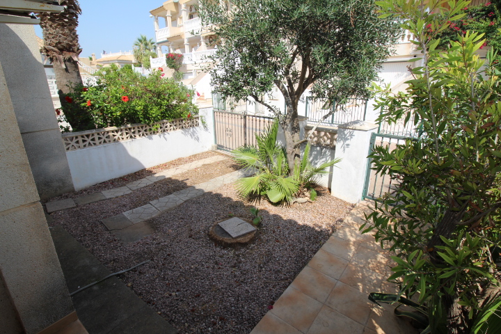 Encantador bungalow adosado de 2 habitaciones y 1 baño, con piscina comunitaria en Montegolf - Villamartin