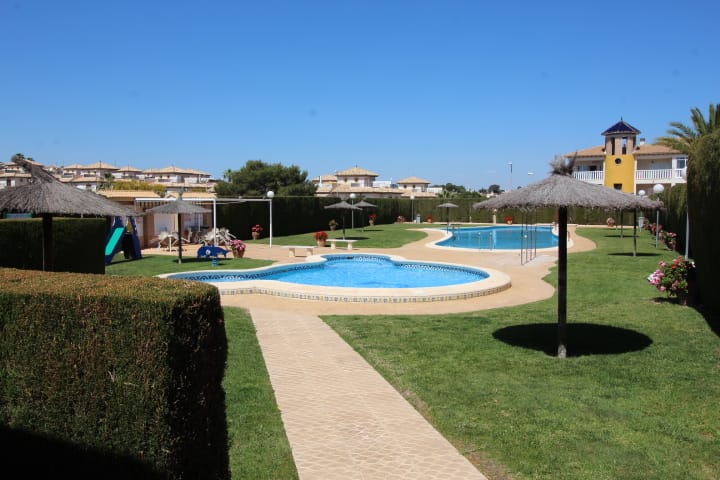 Encantador bungalow adosado de 2 habitaciones y 1 baño, con piscina comunitaria en Montegolf - Villamartin