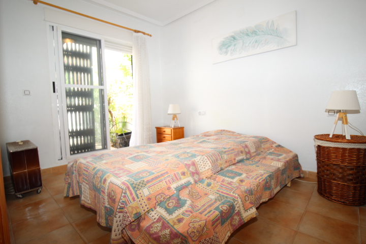 Encantador bungalow adosado de 2 habitaciones y 1 baño, con piscina comunitaria en Montegolf - Villamartin