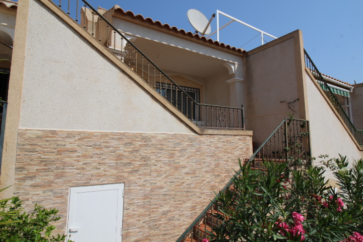 Encantador bungalow adosado de 2 habitaciones y 1 baño, con piscina comunitaria en Montegolf - Villamartin