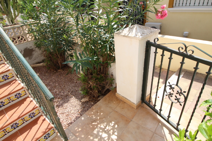 Encantador bungalow adosado de 2 habitaciones y 1 baño, con piscina comunitaria en Montegolf - Villamartin