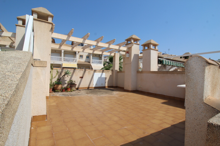 Encantador bungalow adosado de 2 habitaciones y 1 baño, con piscina comunitaria en Montegolf - Villamartin