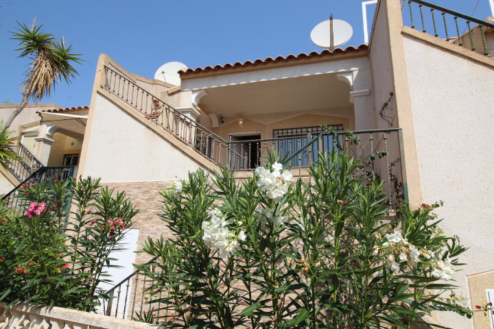 Encantador bungalow adosado de 2 habitaciones y 1 baño, con piscina comunitaria en Montegolf - Villamartin