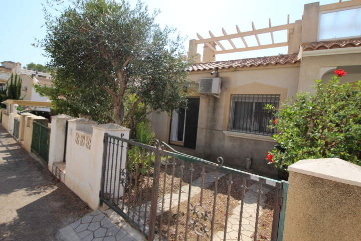 Encantador bungalow adosado de 2 habitaciones y 1 baño, con piscina comunitaria en Montegolf - Villamartin