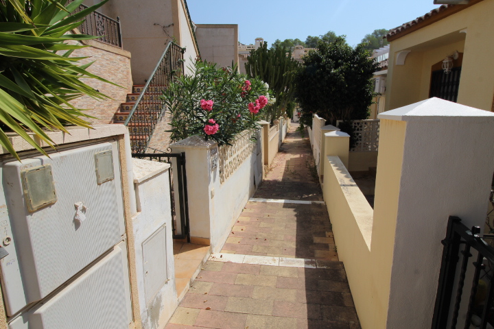 Encantador bungalow adosado de 2 habitaciones y 1 baño, con piscina comunitaria en Montegolf - Villamartin