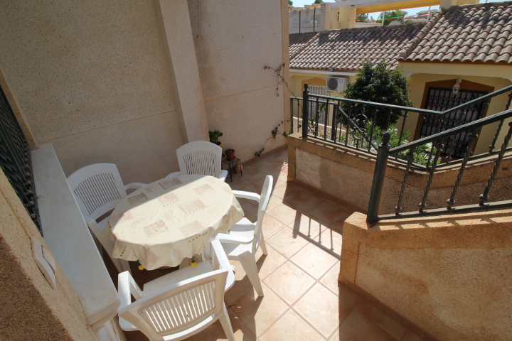 Encantador bungalow adosado de 2 habitaciones y 1 baño, con piscina comunitaria en Montegolf - Villamartin