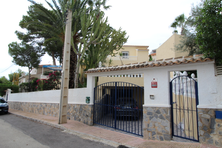 Chalet independiente en Las Filipinas Blue Lagoon con 5 habitaciones y 4 baños, apartamento separado y una piscina