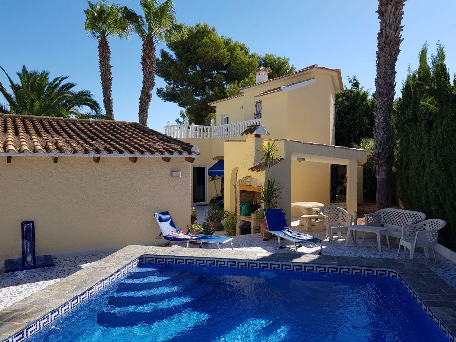 Chalet independiente en Las Filipinas Blue Lagoon con 5 habitaciones y 4 baños, apartamento separado y una piscina