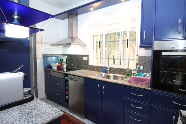 Chalet independiente en Las Filipinas Blue Lagoon con 5 habitaciones y 4 baños, apartamento separado y una piscina