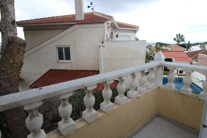 Chalet independiente en Las Filipinas Blue Lagoon con 5 habitaciones y 4 baños, apartamento separado y una piscina