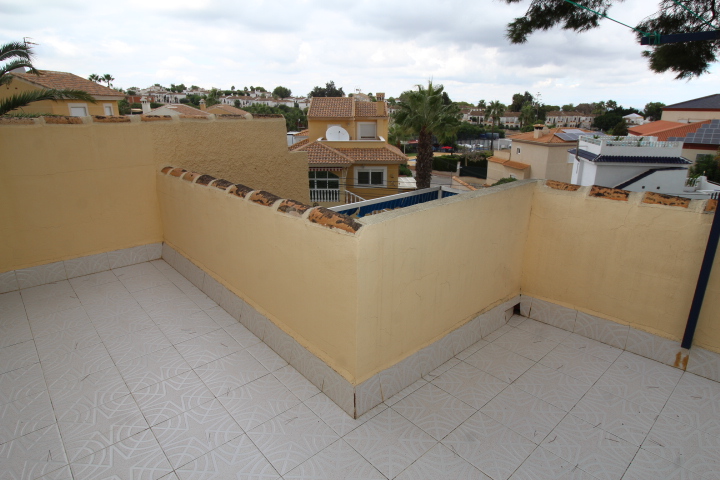 Chalet independiente en Las Filipinas Blue Lagoon con 5 habitaciones y 4 baños, apartamento separado y una piscina