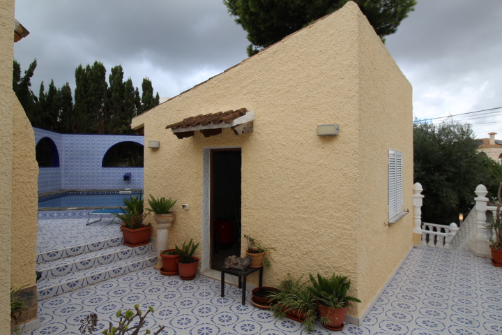 Chalet independiente en Las Filipinas Blue Lagoon con 5 habitaciones y 4 baños, apartamento separado y una piscina