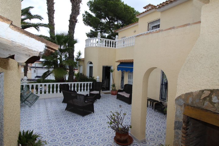 Chalet independiente en Las Filipinas Blue Lagoon con 5 habitaciones y 4 baños, apartamento separado y una piscina