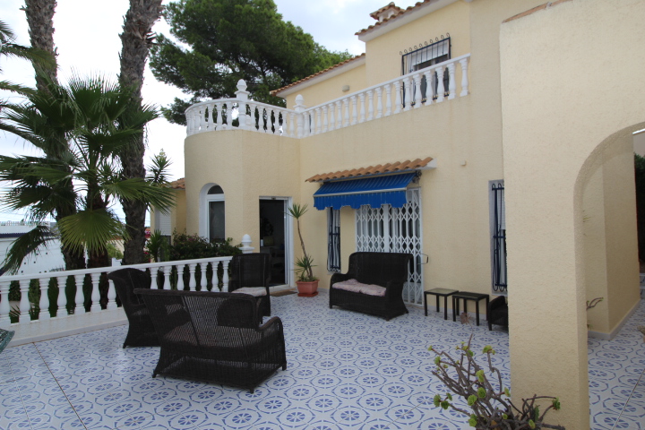 Chalet independiente en Las Filipinas Blue Lagoon con 5 habitaciones y 4 baños, apartamento separado y una piscina