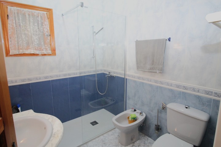 Chalet independiente en Las Filipinas Blue Lagoon con 5 habitaciones y 4 baños, apartamento separado y una piscina