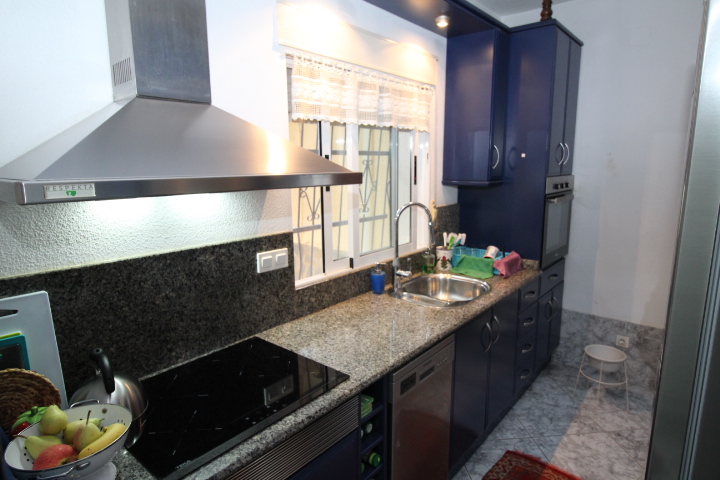 Chalet independiente en Las Filipinas Blue Lagoon con 5 habitaciones y 4 baños, apartamento separado y una piscina